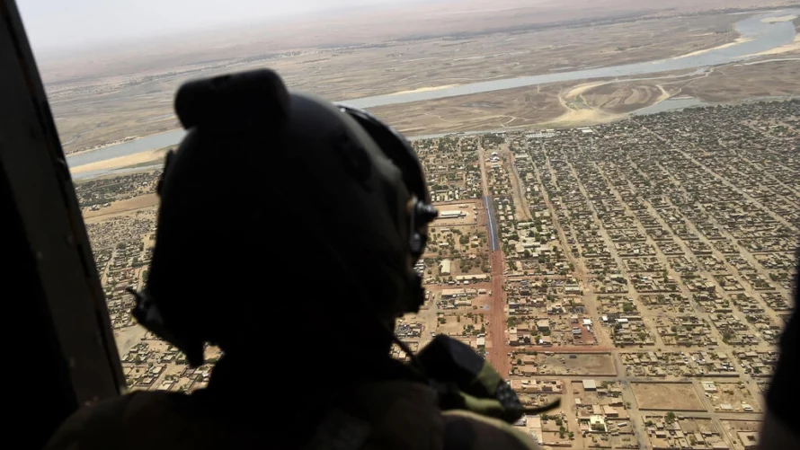 フランスの兵士は、パリが国の支配的な軍事政権と並んでマリから軍隊を撤退する前に、軍用ヘリコプターから監視しています。AP - クリストフ・プティ・テッソン