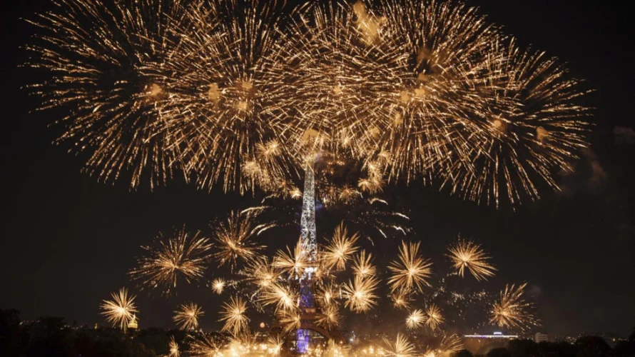 フランスのナショナルデーの機会に、2022年7月14日にパリのエッフェル塔のふもとにあるシャン・ド・マルスで花火が打ち上げられます。© AP / ルイス・ジョリー