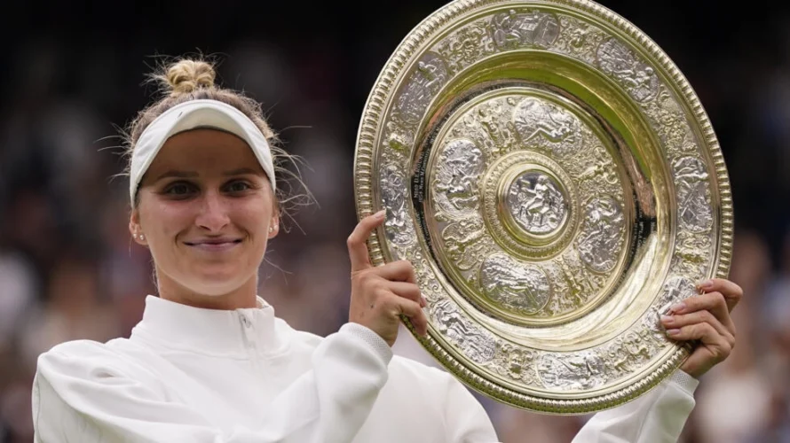 Marketa Vondrousovaは第6シードのOns Jabeurを破り、ウィンブルドン女子シングルスのタイトルを獲得しました。AP - アルベルト・ペッツァーリ